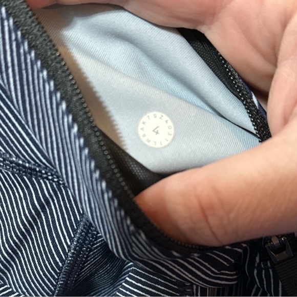 LN - Lululemon Wunder Under Crop - 21” hi rise - etch hail midnight - size 4 - Picture 8 of 8